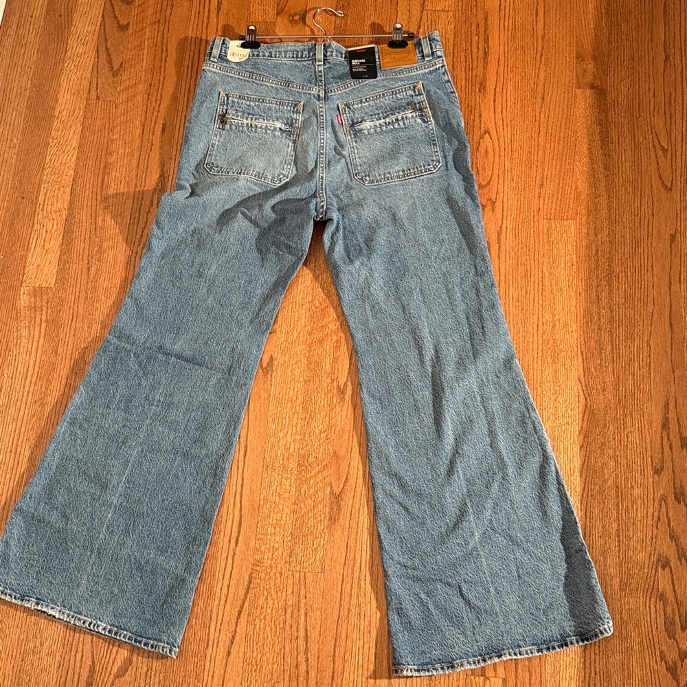 Free People X Levi's Ribcage Bell Jeans. NWT. - Picture 2 of 5